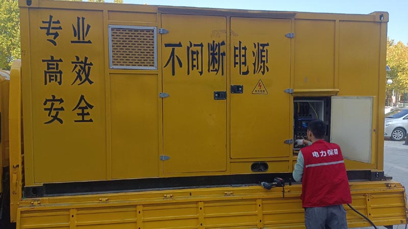 比如柴油发电机组和UPS电源配合使用时，如何避免切换过程中的电力中断？